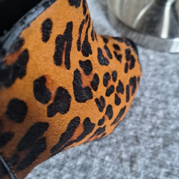Size 8.5M womens, Banana Republic, leopard print, peep toe heels, Booties - Picture 11 of 11